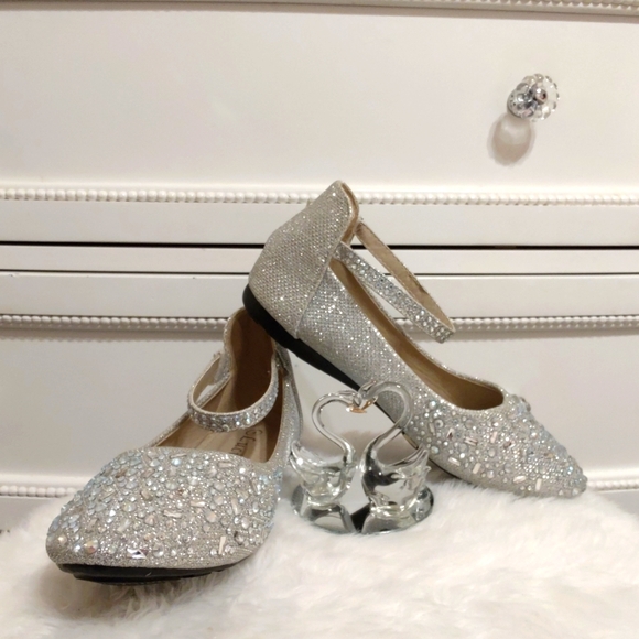 Elegant Silver Girl\'s Shoes Size 4